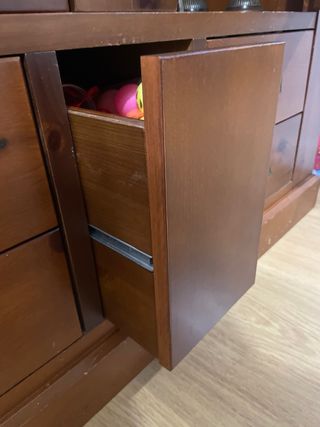 Vitrina de madera maciza con puertas de cristal