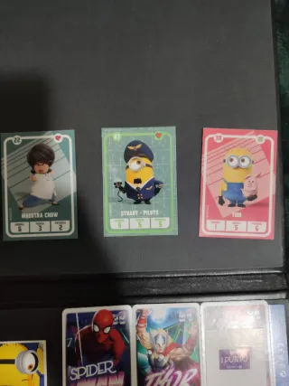 Cromos y cartas de los Minions y Marvel Carrefour