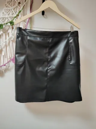 Falda polipiel negra