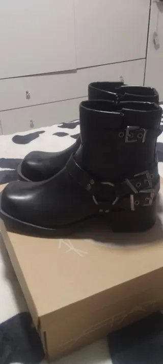 Botas negras con correas y hebillas talla 38