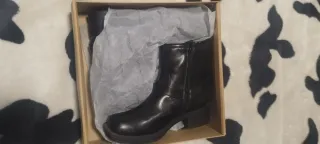 Botas negras con correas y hebillas talla 38