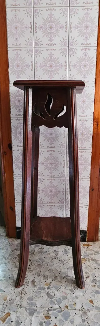 Macetero de madera marrón