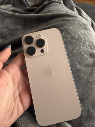 iPhone 16 Pro Titanio desierto