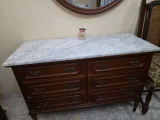 Cómoda de madera con tapa de mármol