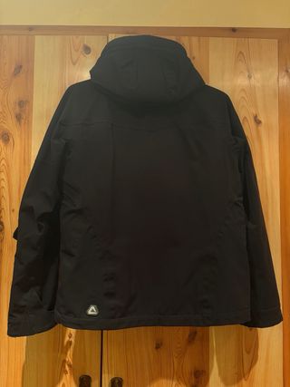 Chaqueta de esquí negra con detalles rojos