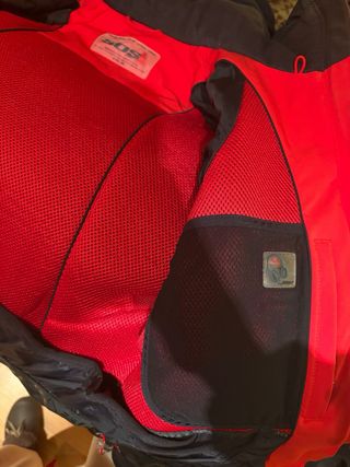 Chaqueta de esquí negra con detalles rojos