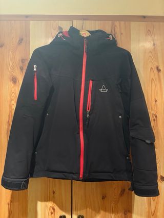 Chaqueta de esquí negra con detalles rojos