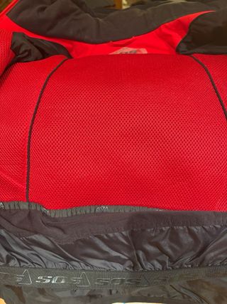 Chaqueta de esquí negra con detalles rojos