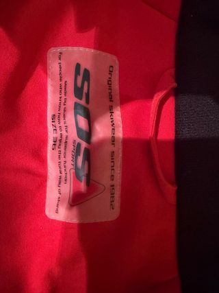 Chaqueta de esquí negra con detalles rojos
