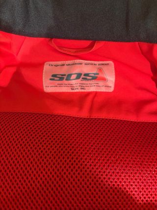 Chaqueta de esquí negra con detalles rojos