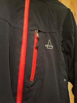 Chaqueta de esquí negra con detalles rojos