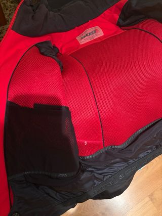 Chaqueta de esquí negra con detalles rojos