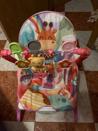 Mecedora de bebé con juguetes