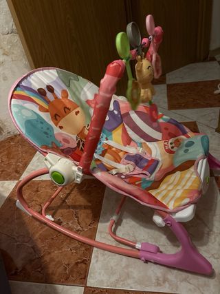 Mecedora de bebé con juguetes