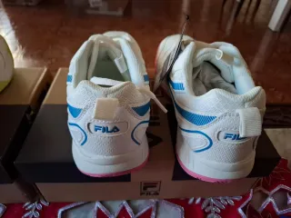 Zapatillas Fila Blancas y Rosas