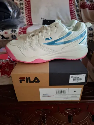 Zapatillas Fila Blancas y Rosas