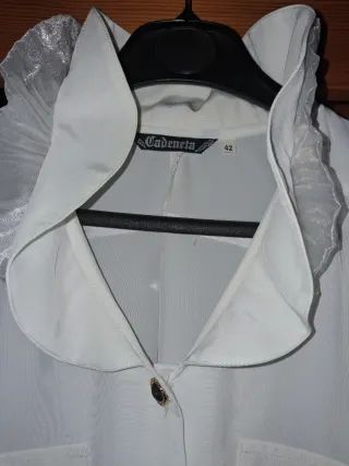 Camisa blanca de fiesta con volantes