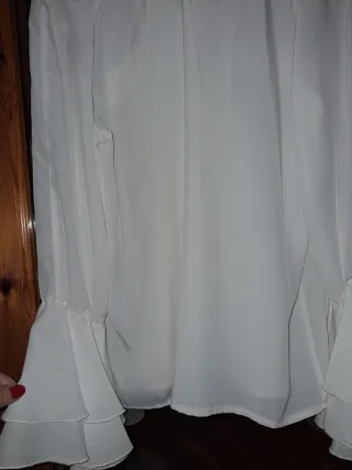 Camisa blanca de fiesta con volantes