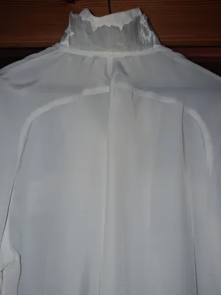 Camisa blanca de fiesta con volantes