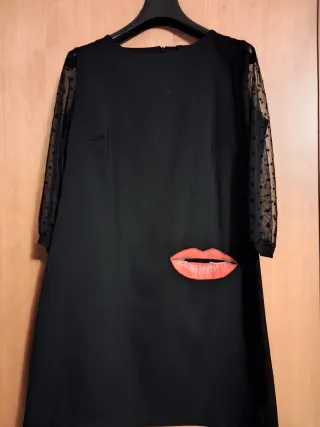 Vestito Desigual nero con labbra rosse