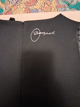 Vestito Desigual nero con labbra rosse