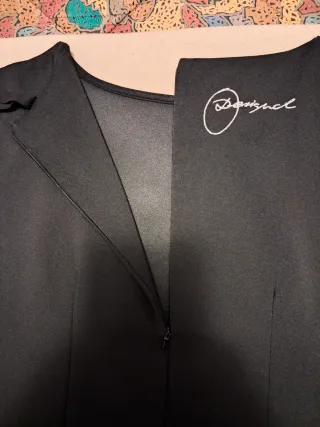 Vestito Desigual nero con labbra rosse