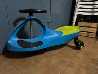 Triciclo azul y amarillo