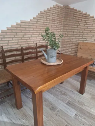 Mesa de comedor de madera