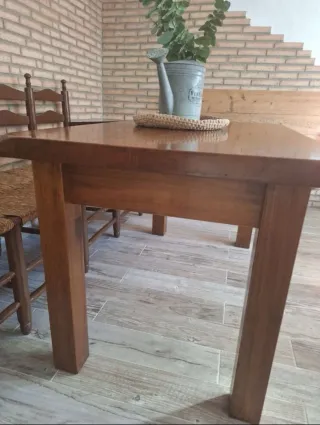 Mesa de comedor de madera