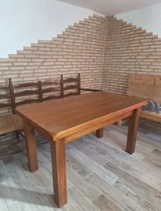 Mesa de comedor de madera