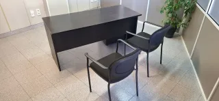 Tavolo da ufficio nero con 2 sedie