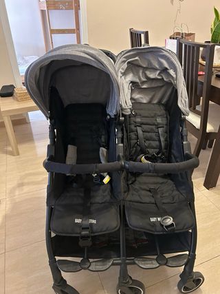 Carrito gemelar con funda impermeable