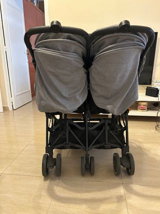 Carrito gemelar con funda impermeable