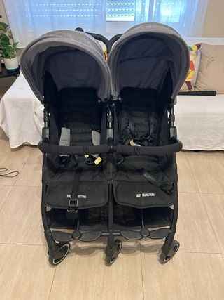 Carrito gemelar con funda impermeable