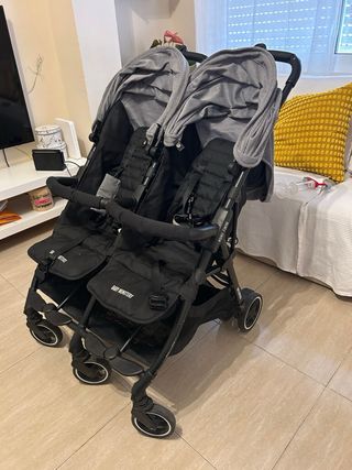 Carrito gemelar con funda impermeable