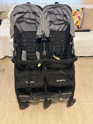 Carrito gemelar con funda impermeable