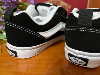 Zapatillas Vans Knu Skool Negras y Blancas.