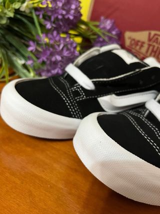 Zapatillas Vans Knu Skool Negras y Blancas.