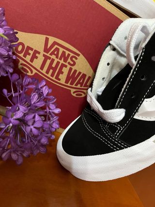Zapatillas Vans Knu Skool Negras y Blancas.