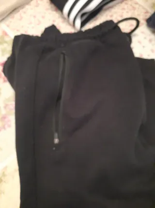 Pantalón chándal negro con cremallera