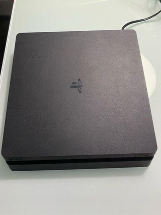 PS4 (PlayStation 4) Negra con Mando y Juegos