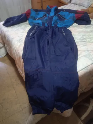 Mono de esquí azul y rojo