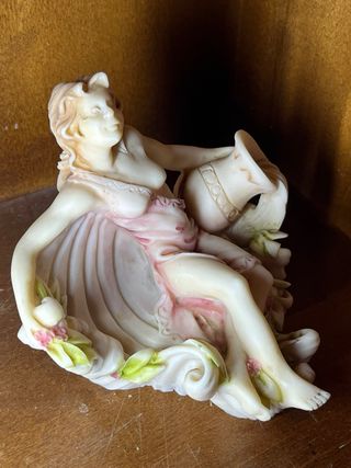 Scultura vintage donna con anfora