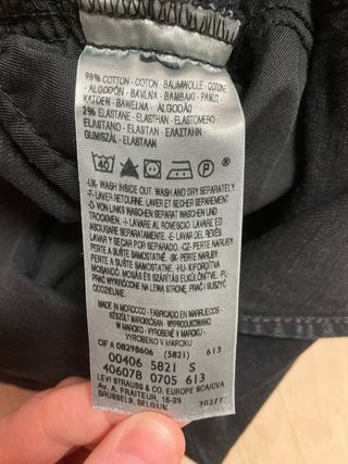 Falda vaquera Levi's negra elástica