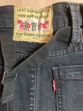 Falda vaquera Levi's negra elástica