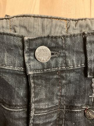 Falda vaquera Levi's negra elástica