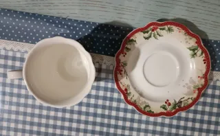 Tazza da tè o cappuccino natalizia