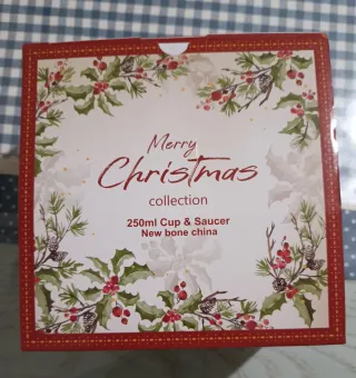 Tazza da tè o cappuccino natalizia