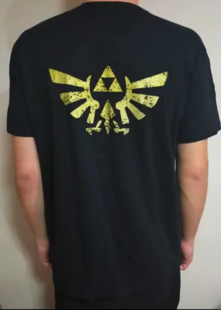 CAMISETA NEGRA - HYRULE UNIVERSITY - TALLA XL y +