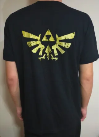 CAMISETA NEGRA - HYRULE UNIVERSITY - TALLA XL y +